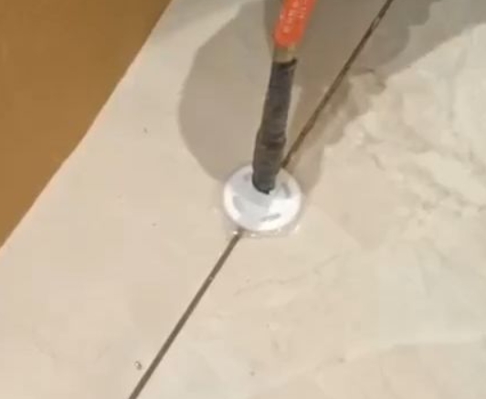 右玉瓷砖空鼓维修公司专业解答瓷砖在铺贴过程中，如果没有涂抹均匀到位的粘结材料（如水泥砂浆或瓷砖胶），可能会导致以下问题