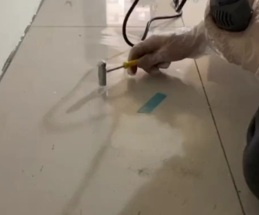 右玉瓷砖开裂维修公司专业分享瓷砖在铺贴前如果没有沥干水分，将会导致以下问题